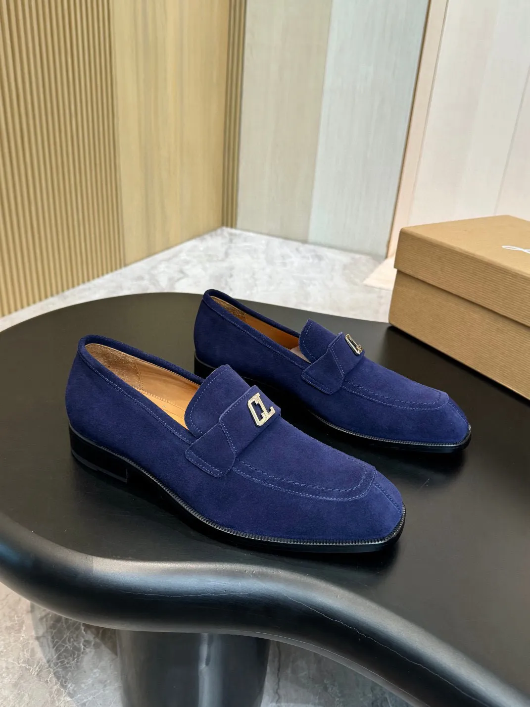 💰960 Christia*.Loubouti*🆑High-end men’s business formal leather shoes｜Classic red-soled shoes｜Original imported first-layer cowhide｜Iconic rivet decoration｜Water-dyed cowhide lining｜Italian imported red cowhide outsole｜High-end luxury｜Perfect interpretation of fashion, sunshine, style, suitable for various occasions Size: 39-44 (customized at 38.45.46)✅